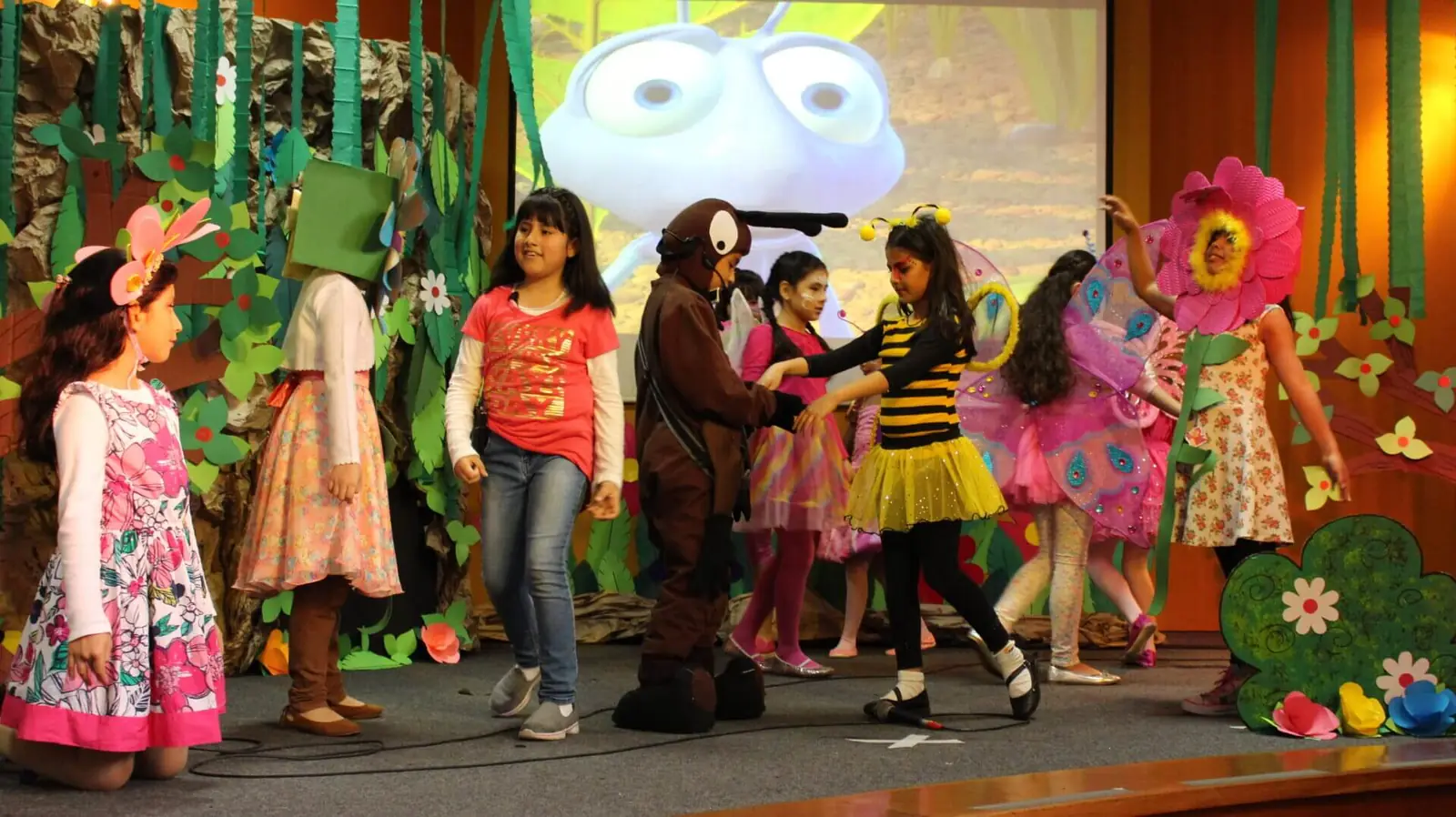 Alumnos de Monterrico Christian School en una obra de teatro
