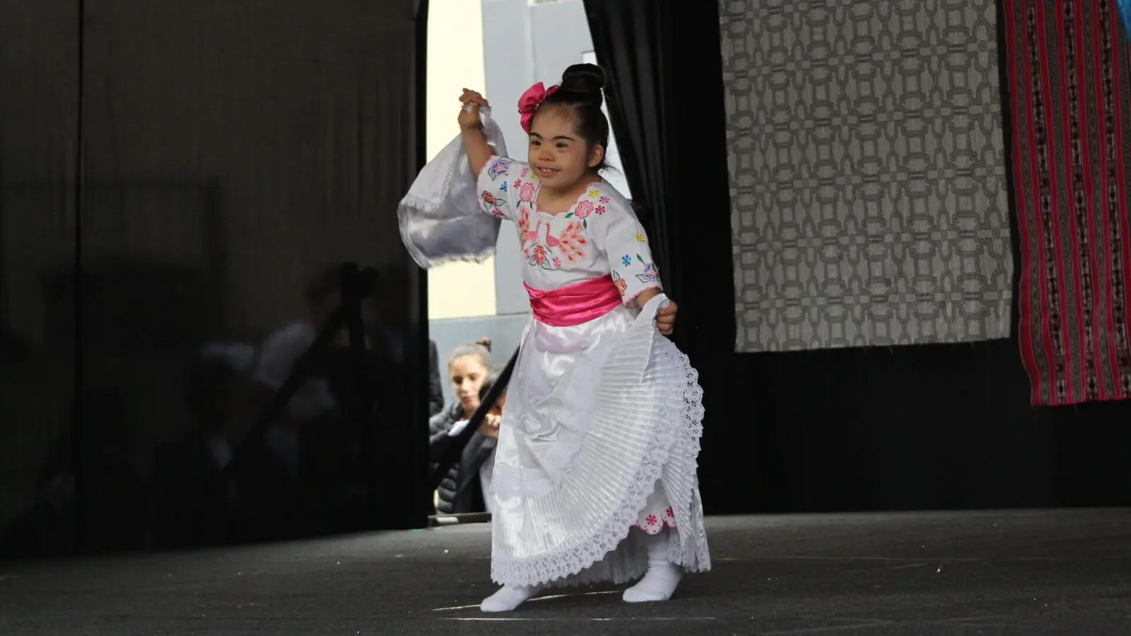 Alumna bailando marinera en el escenario