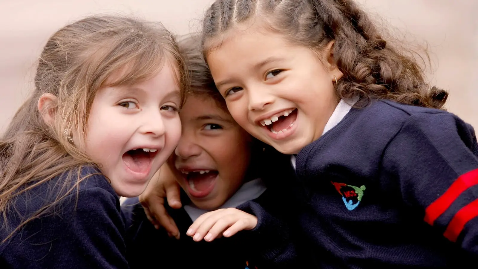 Tres alumnas de Monterrico Christian School riendo juntas