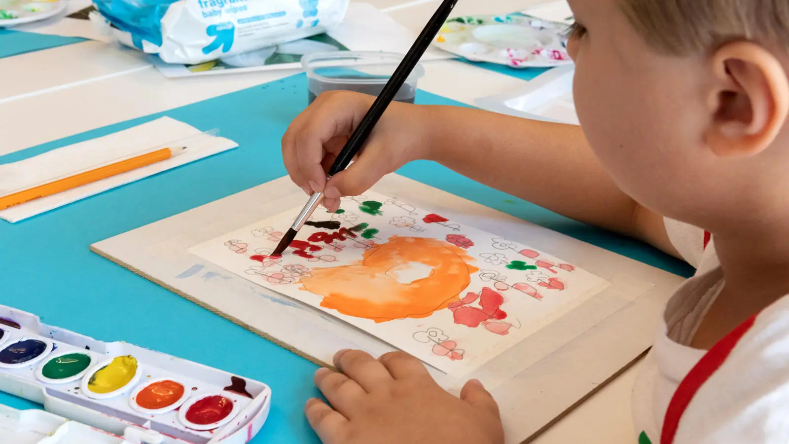 Niña pintando con acuarelas